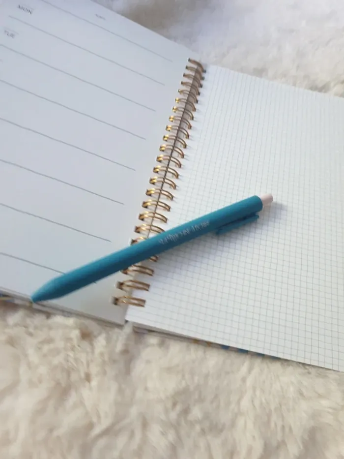 Neuf ensemble weekly planner et stylo my little box - photo numéro 2