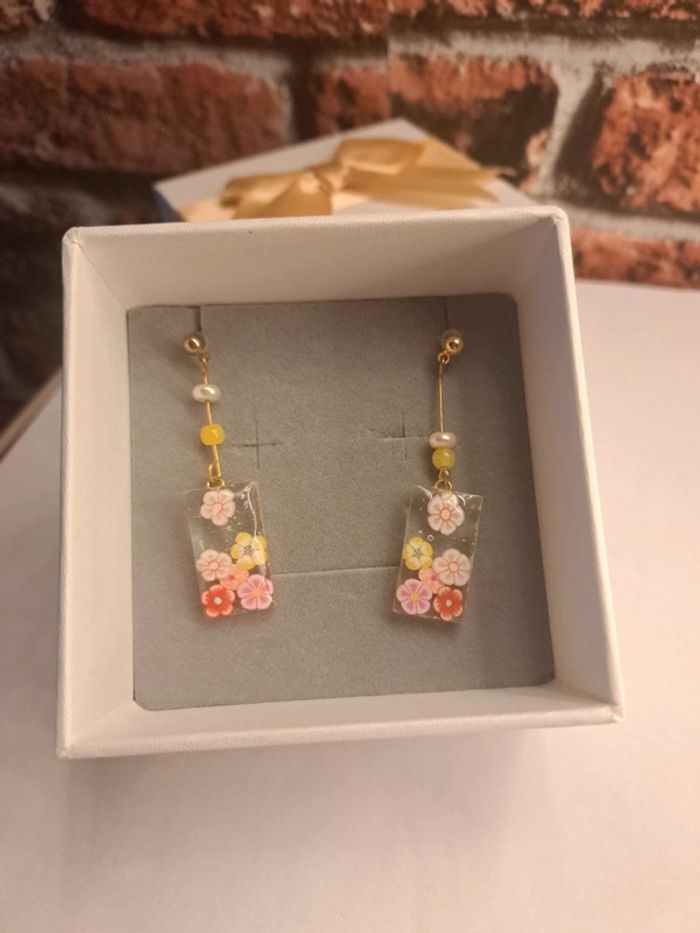 Boucles d'oreilles pendante en résine florale multicolore - photo numéro 5