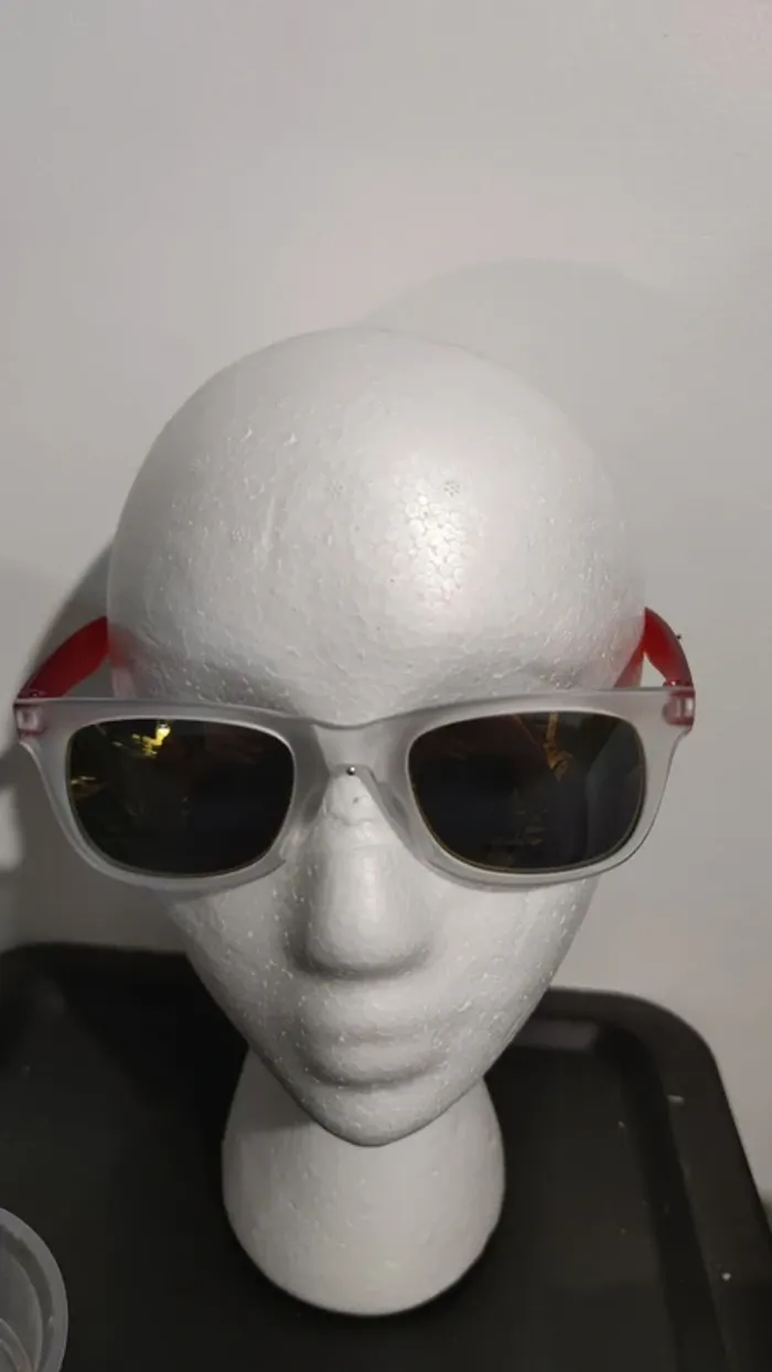 lunettes de soleil en plastique
