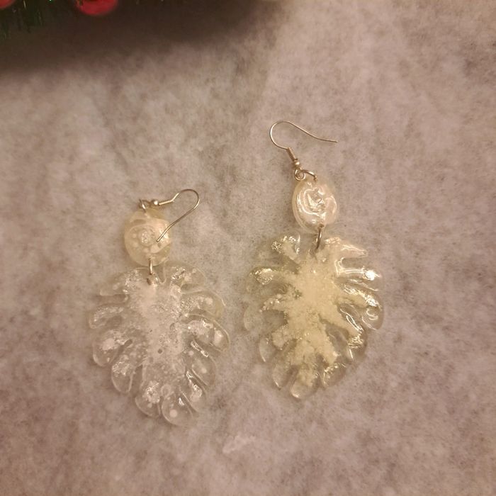 Boucles d'oreilles pendante en résine blanche - photo numéro 4