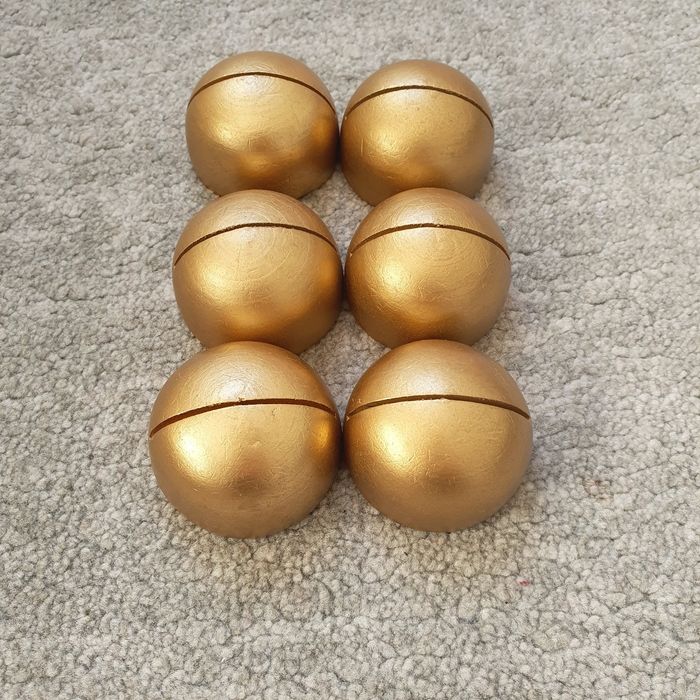 6 porte-numéros ou porte-cartes en bois doré.