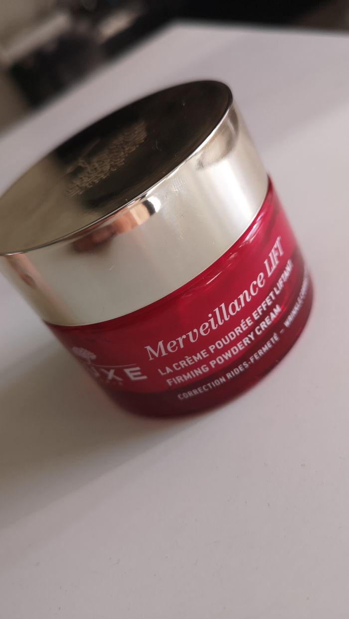 Crème poudrée effet liftant Merveillance Lift Nuxe