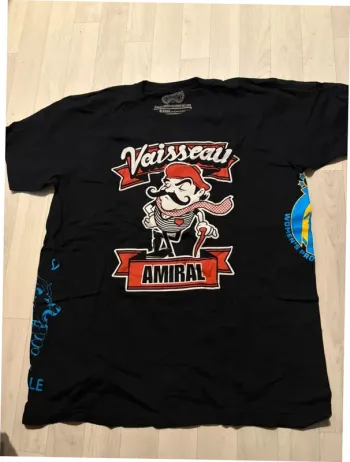 T-shirt manches courtes vaisseau amiral noir avec des motifs taille XL. Très bon état.