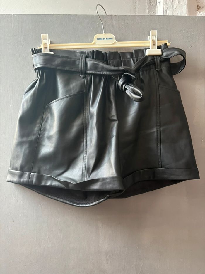 Short en similicuir