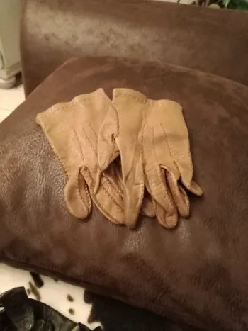 Pair de gants en cuir vintage