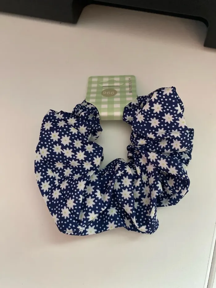 Chouchou bleu marine à fleurs