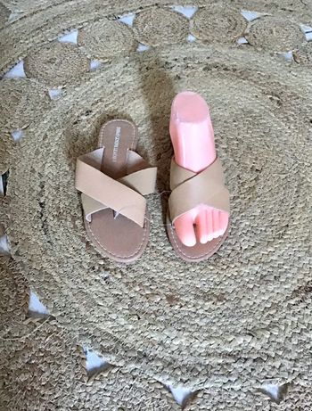 Sandale en cuir de couleur beige en taille 36