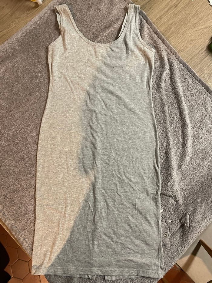 Robe Grise Élégante – Fente Arrière – Taille M – Classique & Moderne