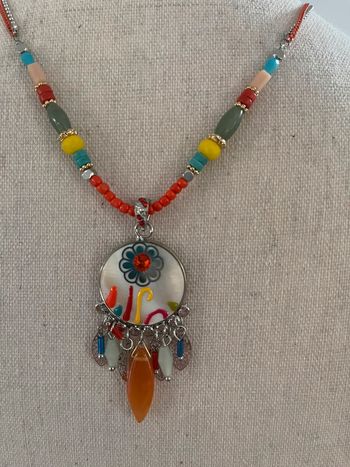 Petit collier fantaisie coloré