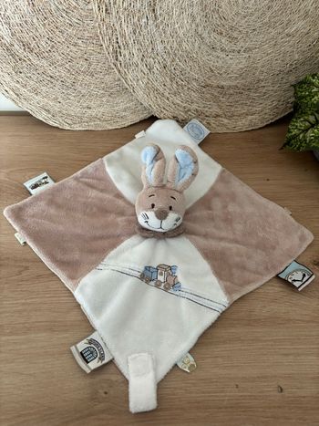 Doudou plat lapin oscar beige blanc train noukies 