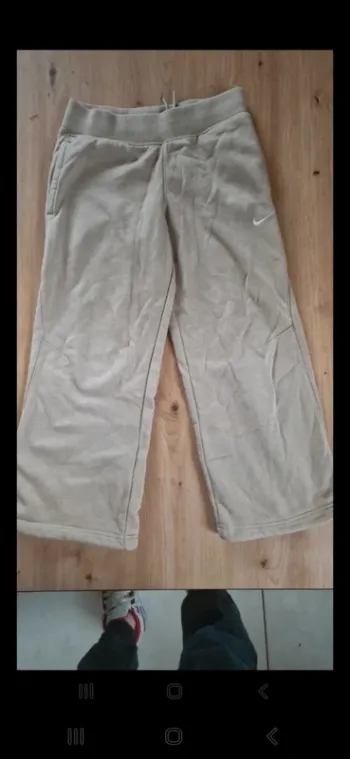 Jogging Nike vintage 7 ans , 2  tache crayon et petite tache