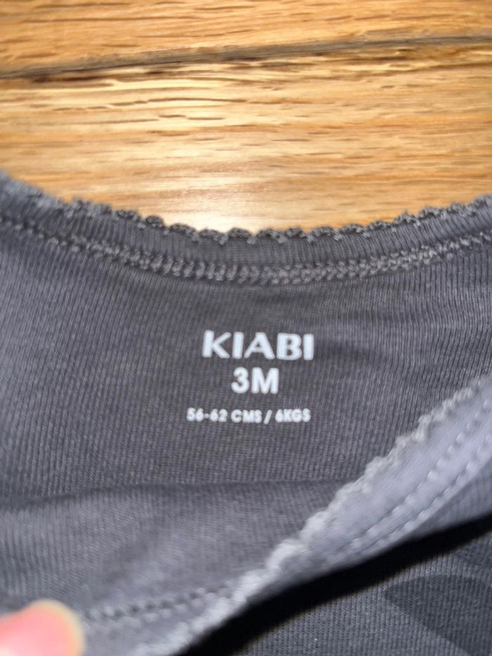 Joli body gris kiabi 3 mois très bon état - photo numéro 2