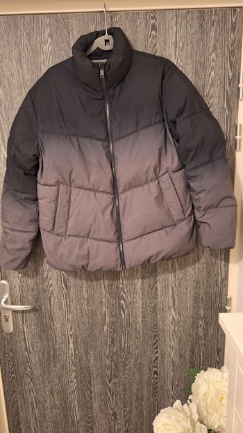 Doudoune épaisse tie and dye gris et noir