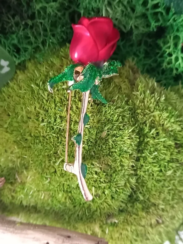 Rose en broche rouge et verte sur une tige dorée, - photo numéro 4