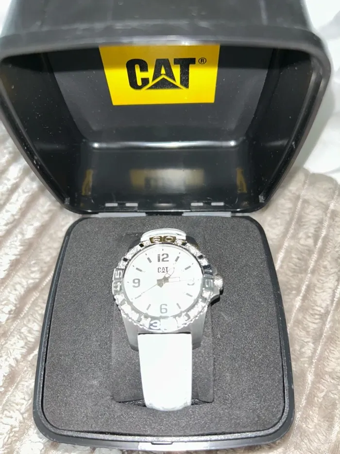 Montre catterpillar blanche