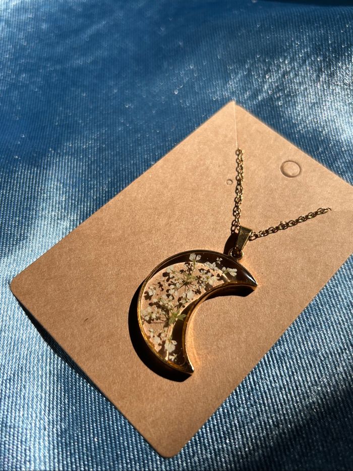 Collier doré avec pendentif - lune - photo numéro 3