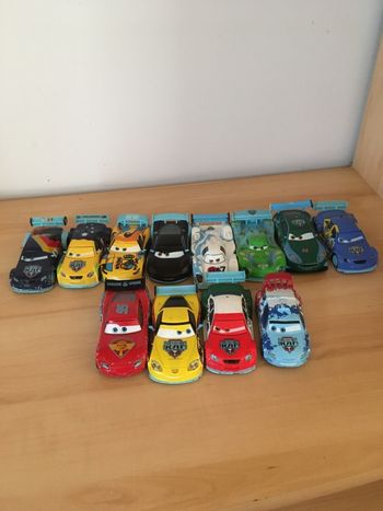 Lot 12 grandes voitures Cars Ice racer Disney Store (bon état)