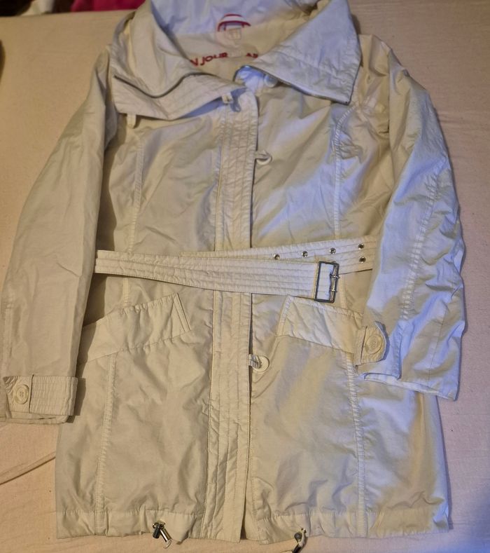 Veste beige ceinturée marque un jour ailleurs