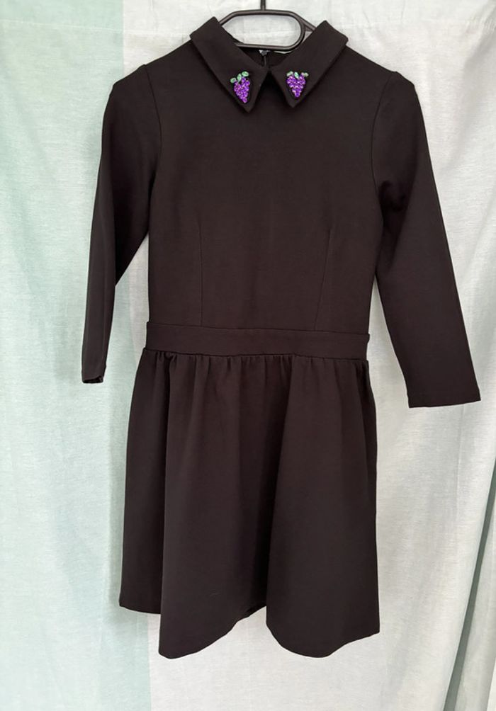 Superbe petite robe noire Maggie Sweet avec raisin en strass au col