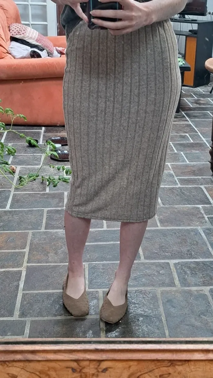 Jupe mi longue. En maille beige.
🌸 neuf.
🌸 Taille S - photo numéro 3