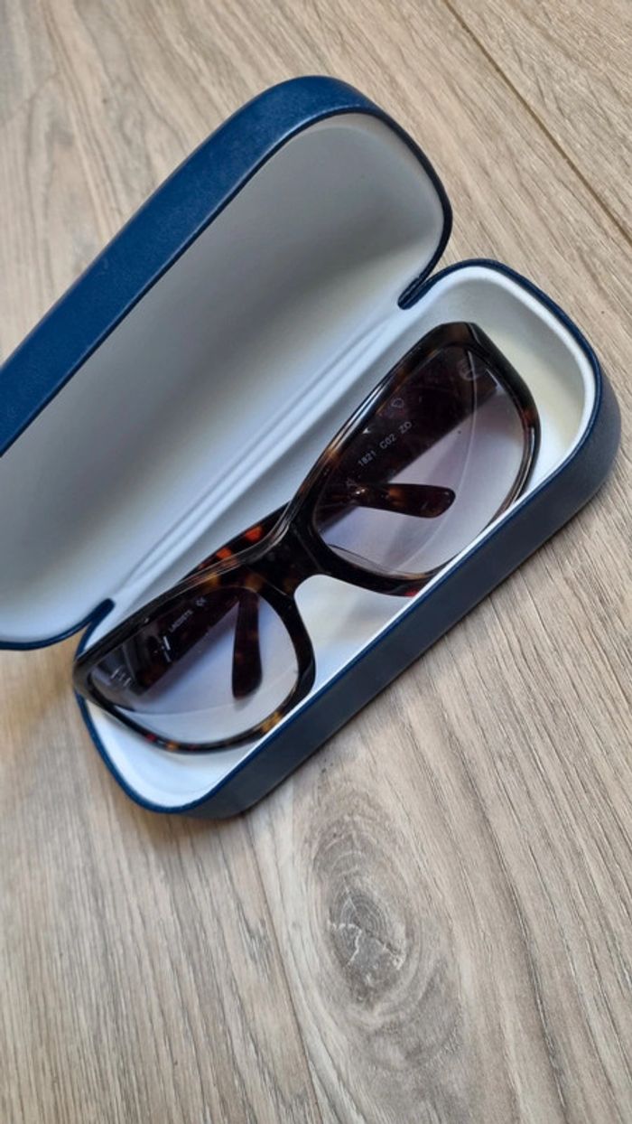 Lunettes femme Lacoste marron originale et boîtier de rangement