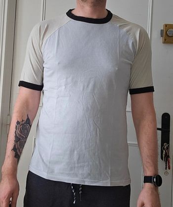 T-Shirt col noir