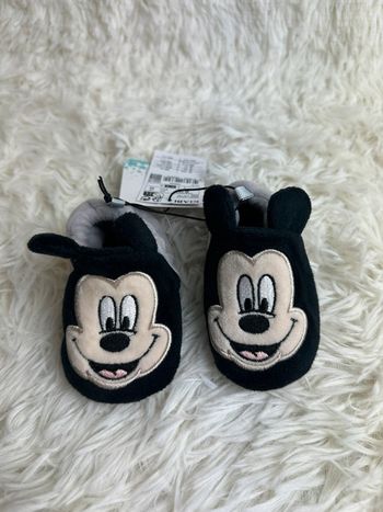 Paire de chaussons Mickey Kiabi taille 6-9 mois