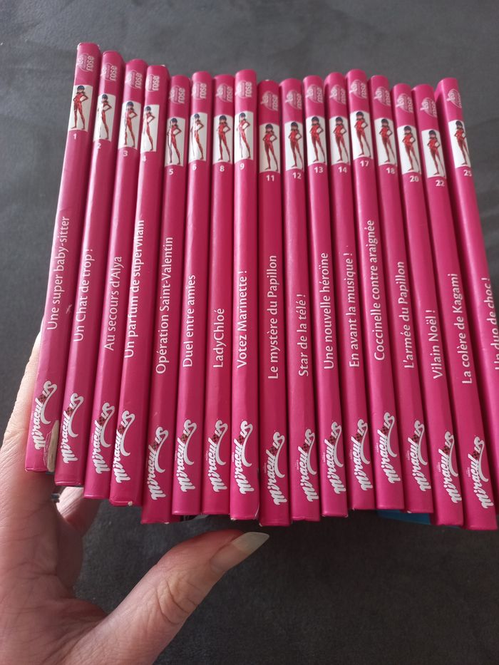 Lot 17 livres bibliotheque rose miraculous romans