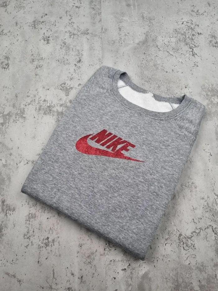 Sweat gris Nike logo rouge – Taille M Femme (mesures en photos)