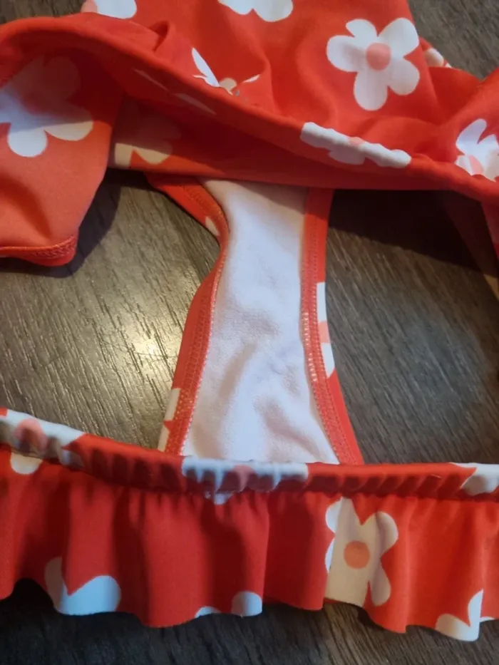 Maillot de bain / de piscine 2 pièces orange corail à pâquerettes. Fille. Taille 8 ans. Nabaiji. TBE - photo numéro 4