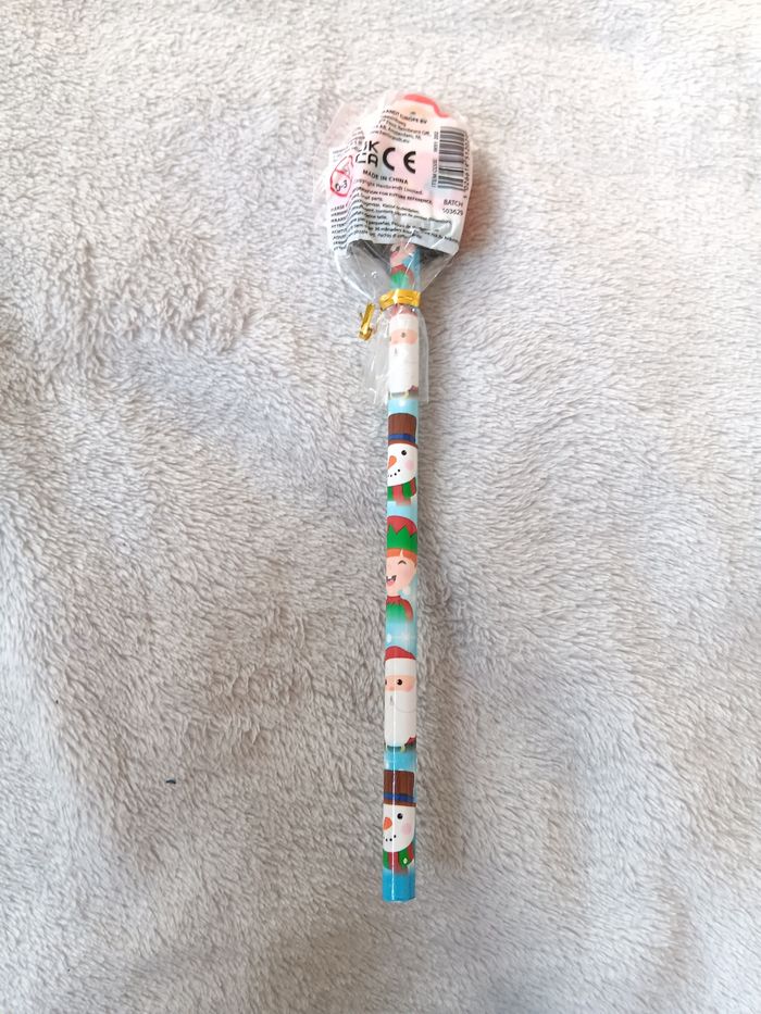 Crayons de bois et gomme pere noel - photo numéro 2