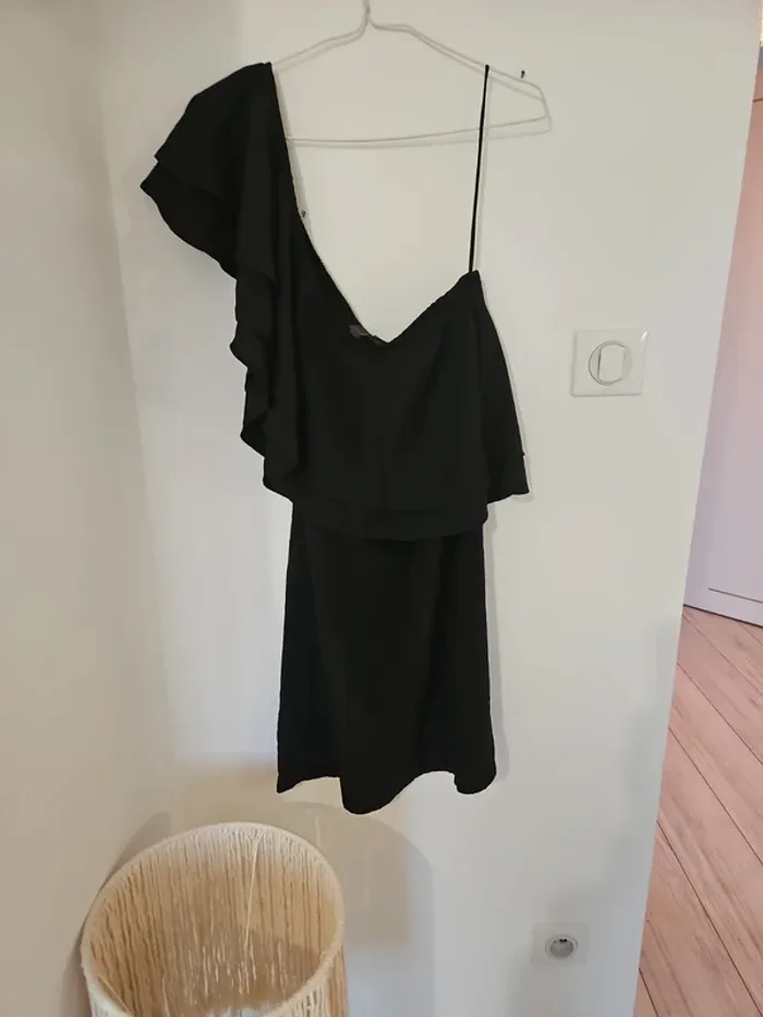 Robe asymetrique avec volant