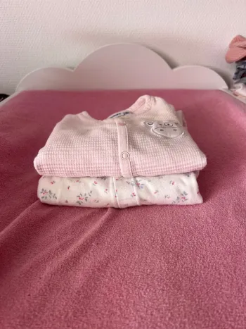 Lot de 2 pyjamas Noukie’s et Petit Bateau taille 12 mois