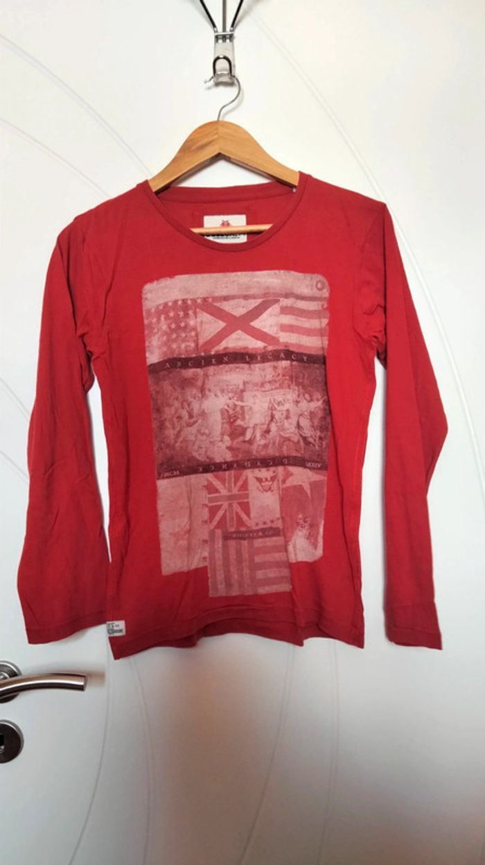 T-shirt manches longues sous pull avec un imprimé