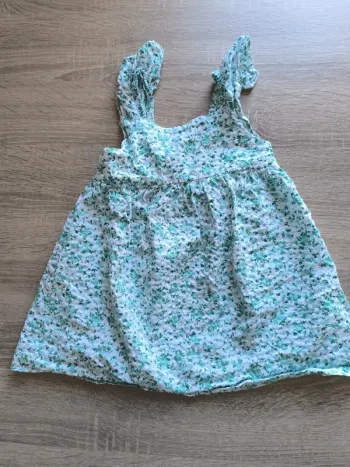 Robe fleurie Zara notée 3-4 ans taille petit 2-3 ans