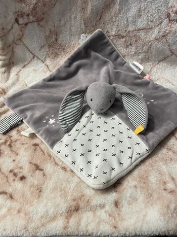 Doudou plat lapin gris blanc Gaby Timeless croix nuage Noukie's Noukies