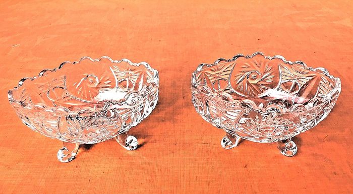 Années 1970 Deux coupelles oblongues baroques sur pied