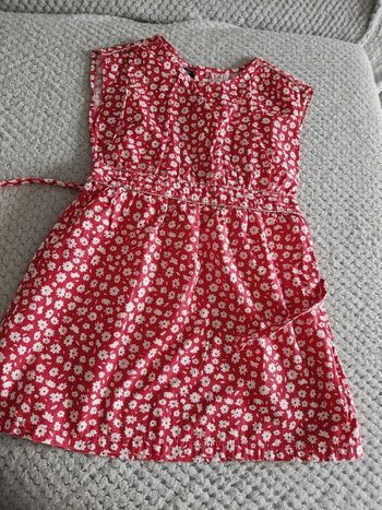 Robe dos ouvert rouge en 6 ans très bon état 
