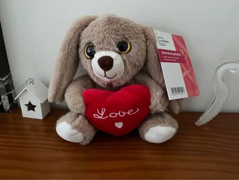 Peluche doudou lapin assis neuf