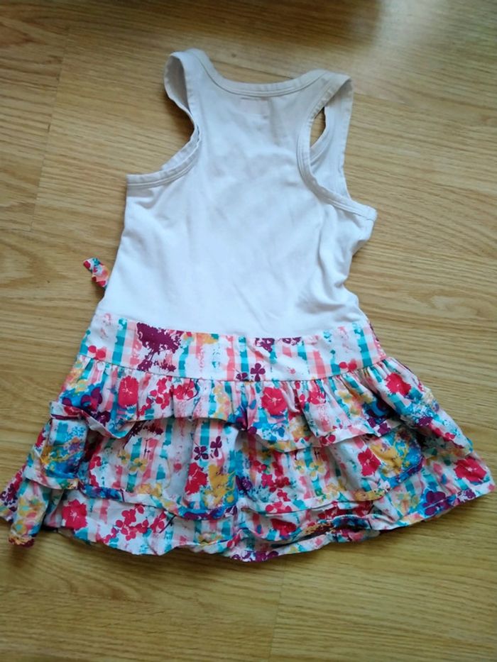 Robe blanche et fleurs. Marèse.
Taille 3 ans - photo numéro 5