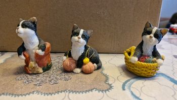 3 petites figurines chats noirs et blancs