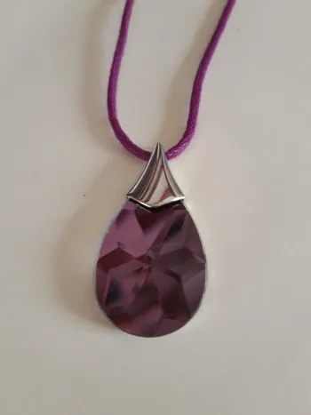 Collier pendentif à facette mauve et lien mauve