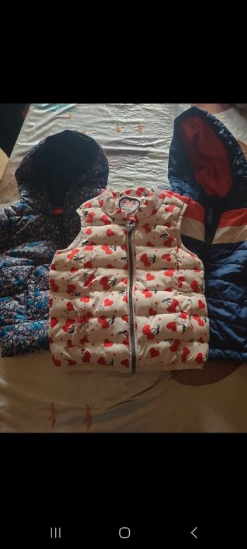Vends doudoune fille 3ans don une sans manche