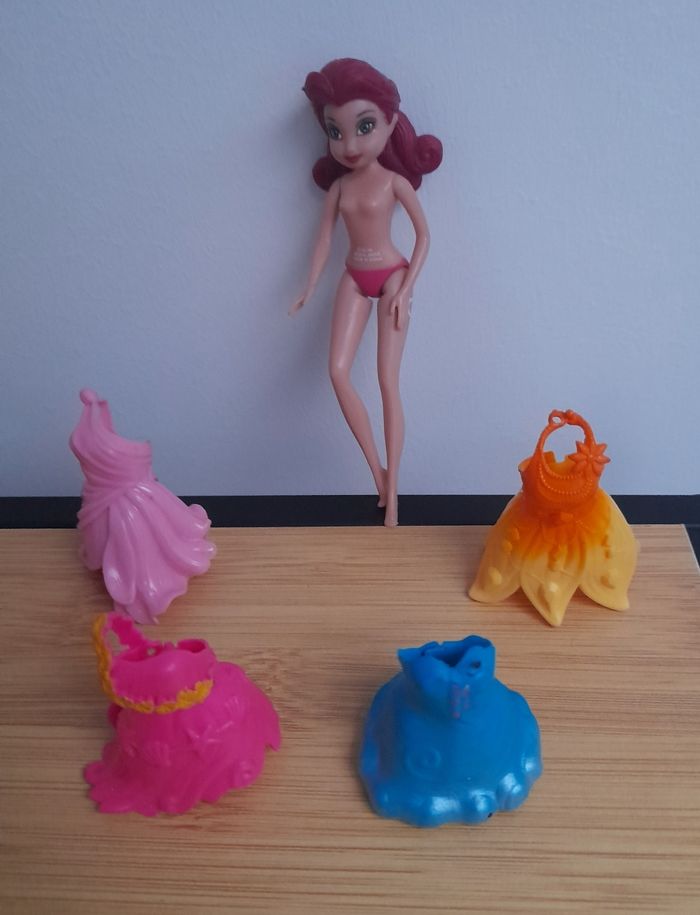 Petite poupée Rosetta  avec 4 robes