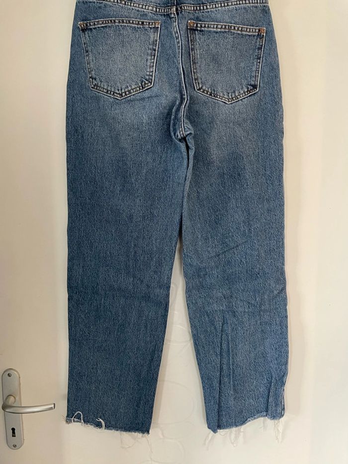 Jean bleu court taille haute coupe flare mom jambe large pull & bear taille 36 - photo numéro 7