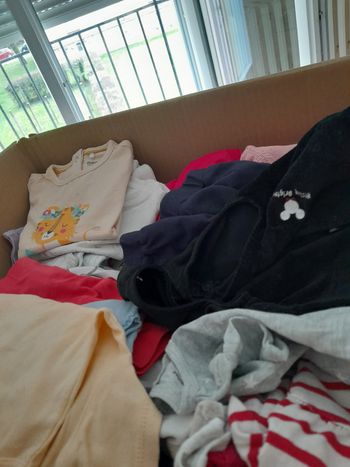 Je vent un grand carton de vêtements  bebe fille 6.9.12 mois ete et hiver