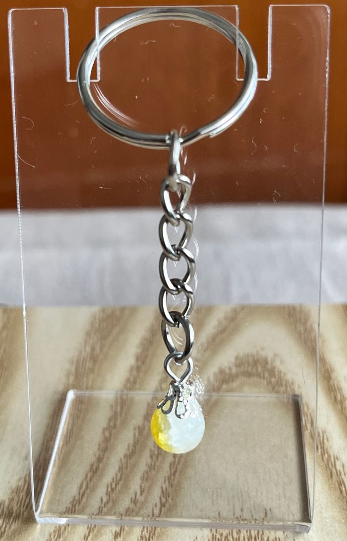 Porte clé perle jaune