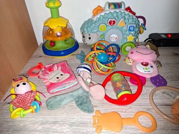 Lot de jouets bébé