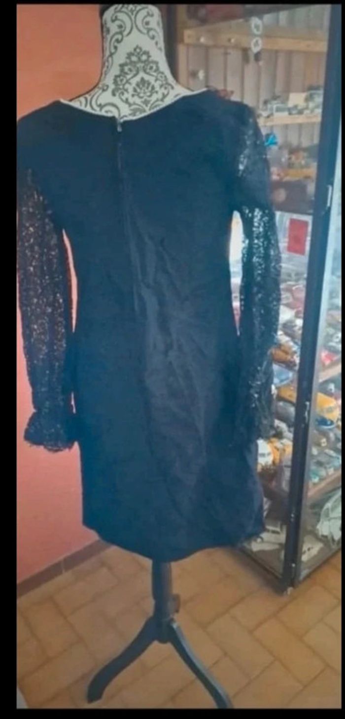 Robe noire pailletées et manche dentelle T38 - photo numéro 3