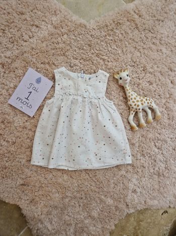 Robe blanche à pois violet